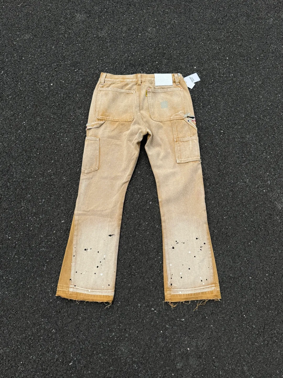 P250💰G91 GALLERY DEPT. Spliced ​​patches, ink-splashed denim bell-bottoms, washed distressed spliced ​​jeans, denim washing factory. During the process, the owner of the washing factory helped introduce a boss who once worked at the Levi OEM factory and then started his own business. This also paved the way for the following styles. Therefore, Levi's remodeled single product for the base plate is really familiar. Whether it is the fabrics supplied or the lathes used in production, there is nothing to choose from. -Color: Black -Size: S-XXL (corresponding to 28-36)